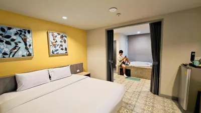 스파 욕조가 있는 더블룸 — Recenta Suite Phuket Suanluang